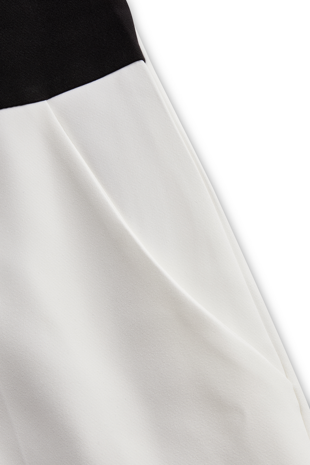 Elegant Vit Jumpsuit med Dubbla Knappar och Svart Slag