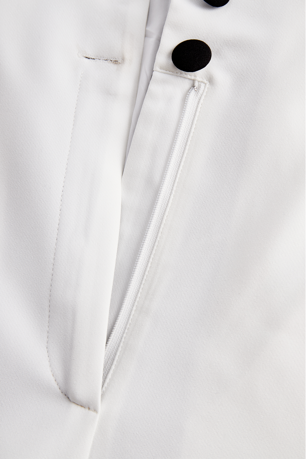 Elegant Vit Jumpsuit med Dubbla Knappar och Svart Slag