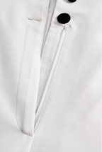 Elegant Vit Jumpsuit med Dubbla Knappar och Svart Slag