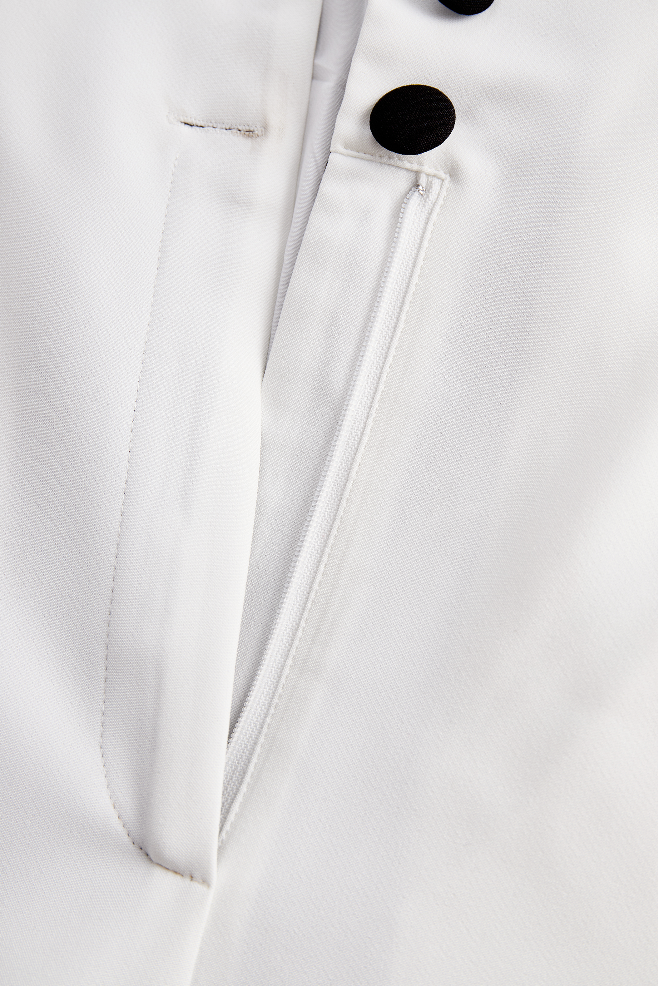 Elegant Vit Jumpsuit med Dubbla Knappar och Svart Slag