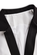 Elegant Vit Jumpsuit med Dubbla Knappar och Svart Slag