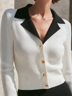 Ribbstickad Kofttopp med Kontrastkrage och Guldfärgade Knappar