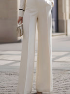 Skräddarsydd Elfenbensfärgad Jumpsuit med Vida Ben och Svarta Kontrastdetaljer