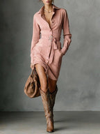 Midi klänning i mocka med slagkrage och enkelknäppning